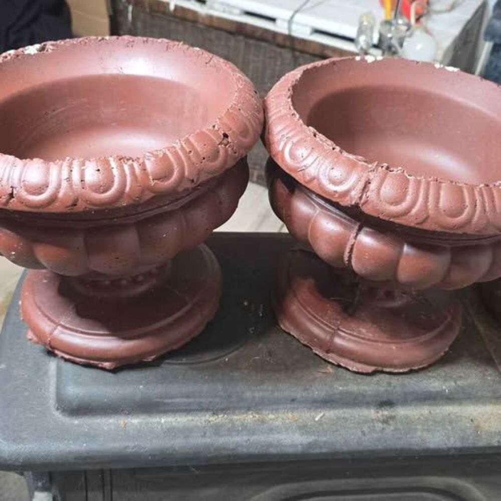 Set of 2 concrete planters